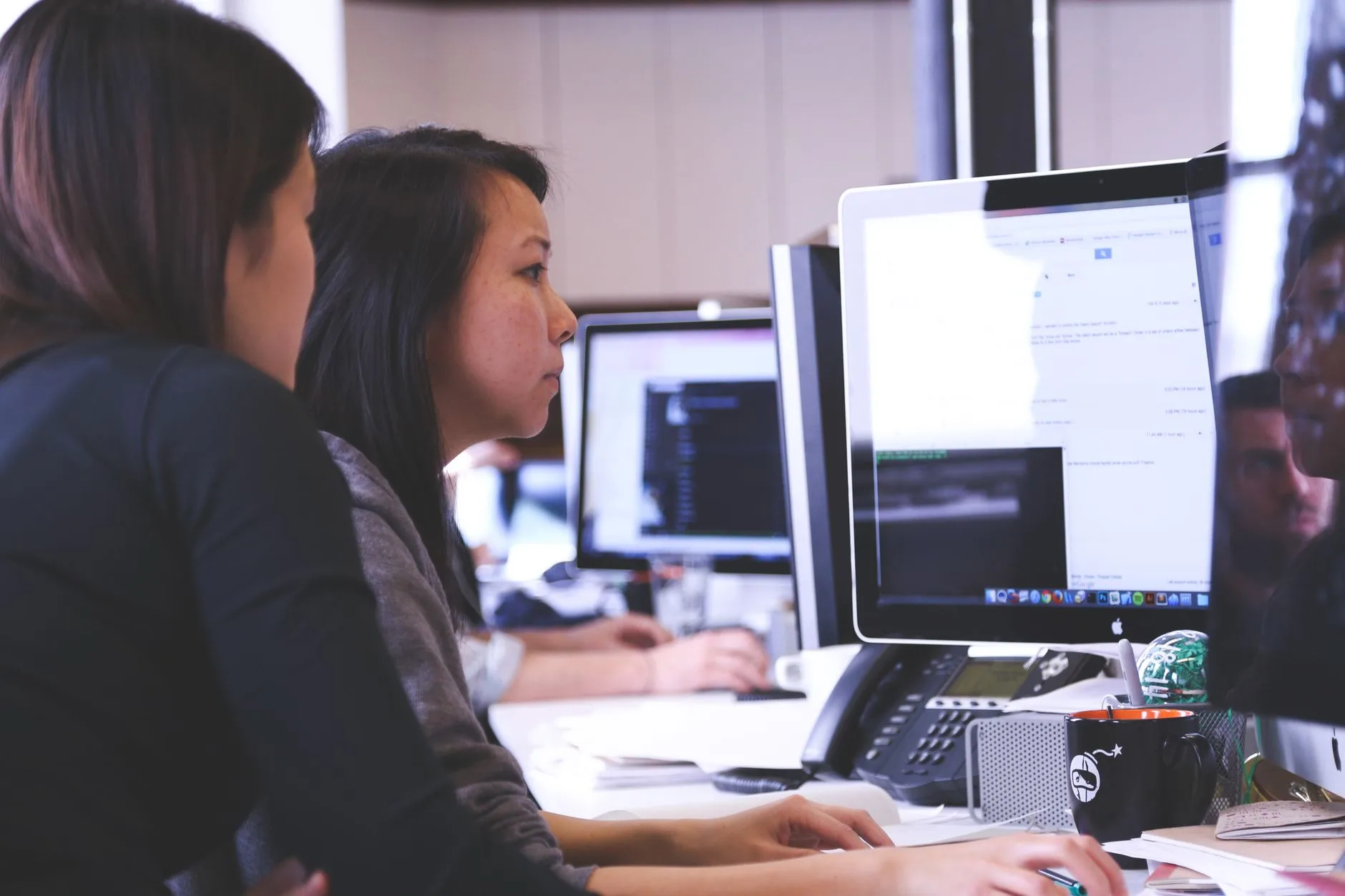 Équipe utilisant un logiciel métier au bureau