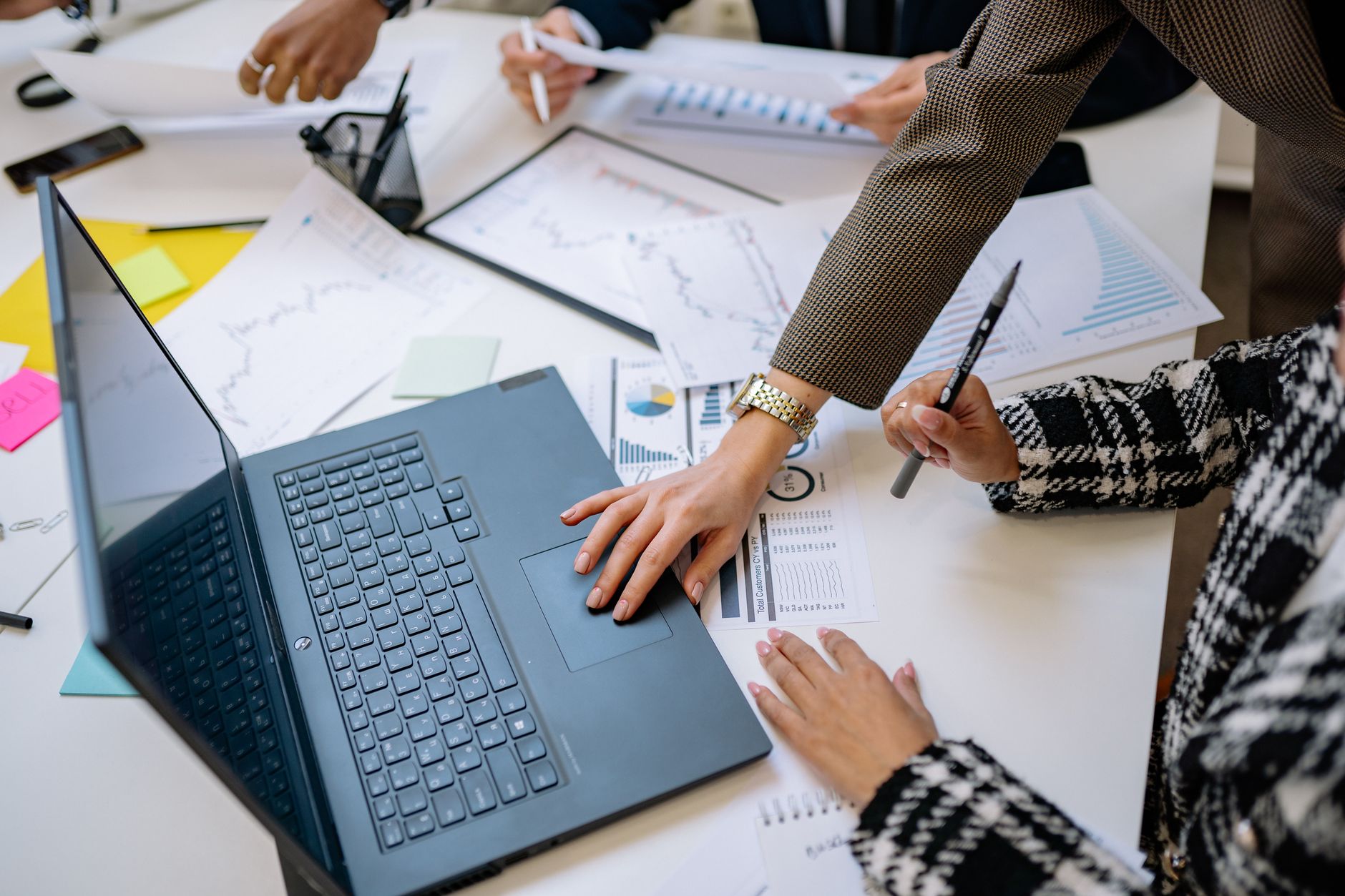 Auditeur financier en réunion avec un dirigeant de PME, documents ouverts sur la table