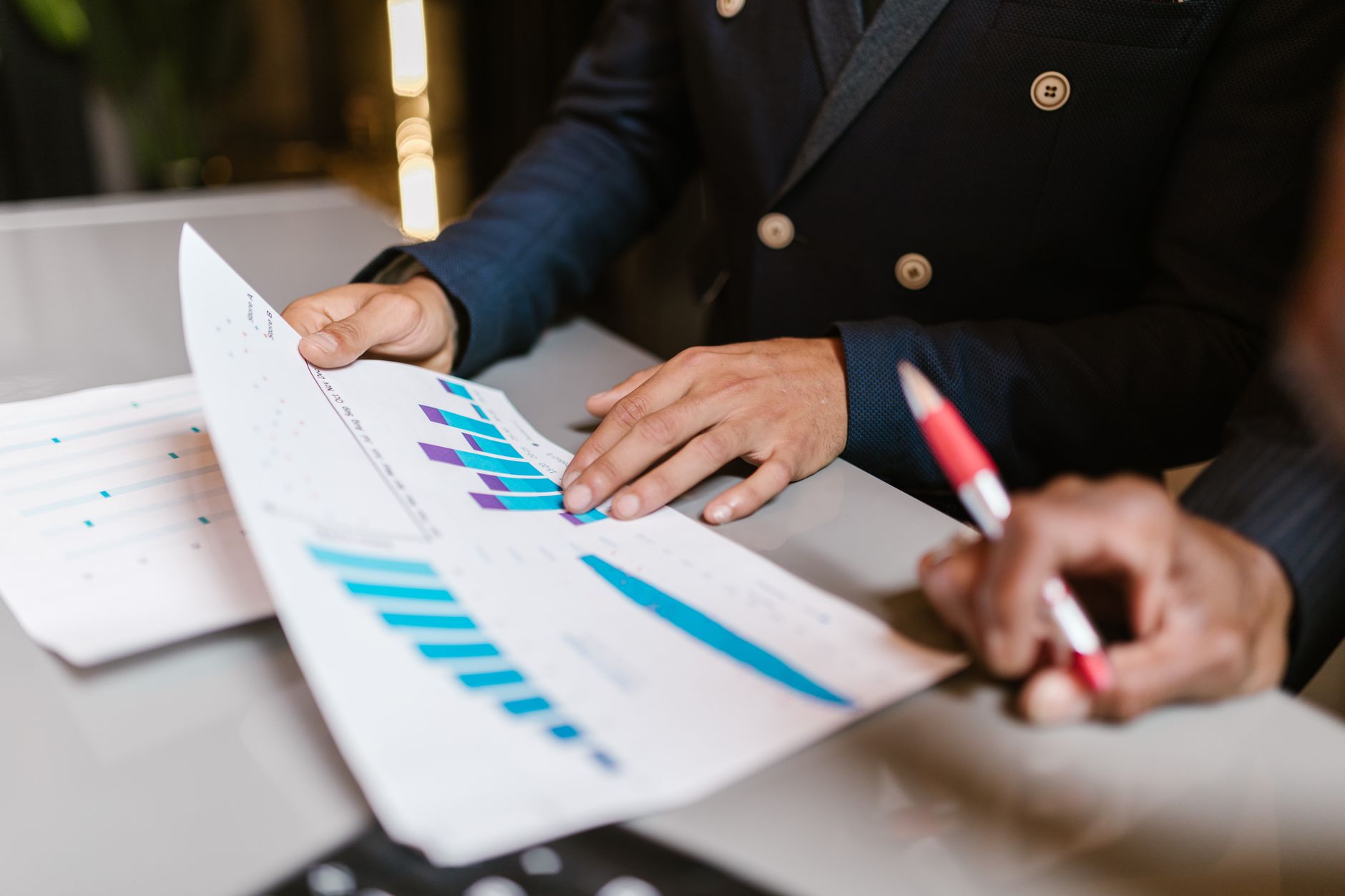 Tableau de bord financier PME avec documents de comptabilité posés sur un bureau en bois clair